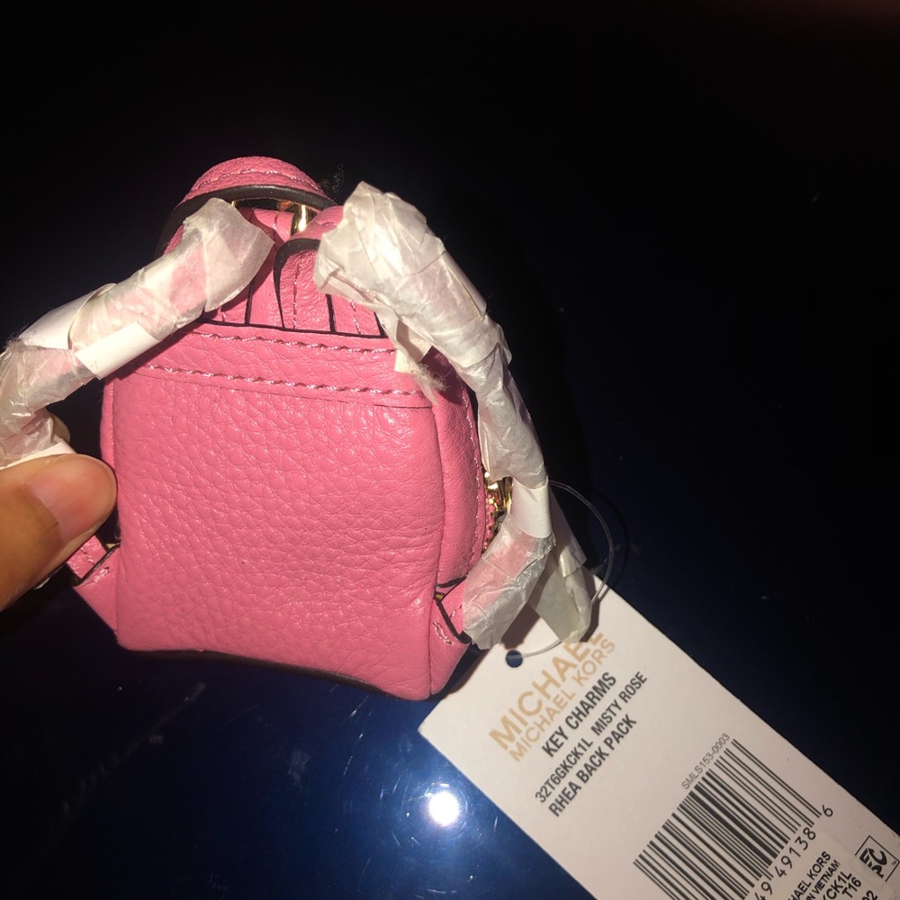✨✨MK Rhea Backpack✨✨ keychain BNWT✨✨ - Picture 4 of 5